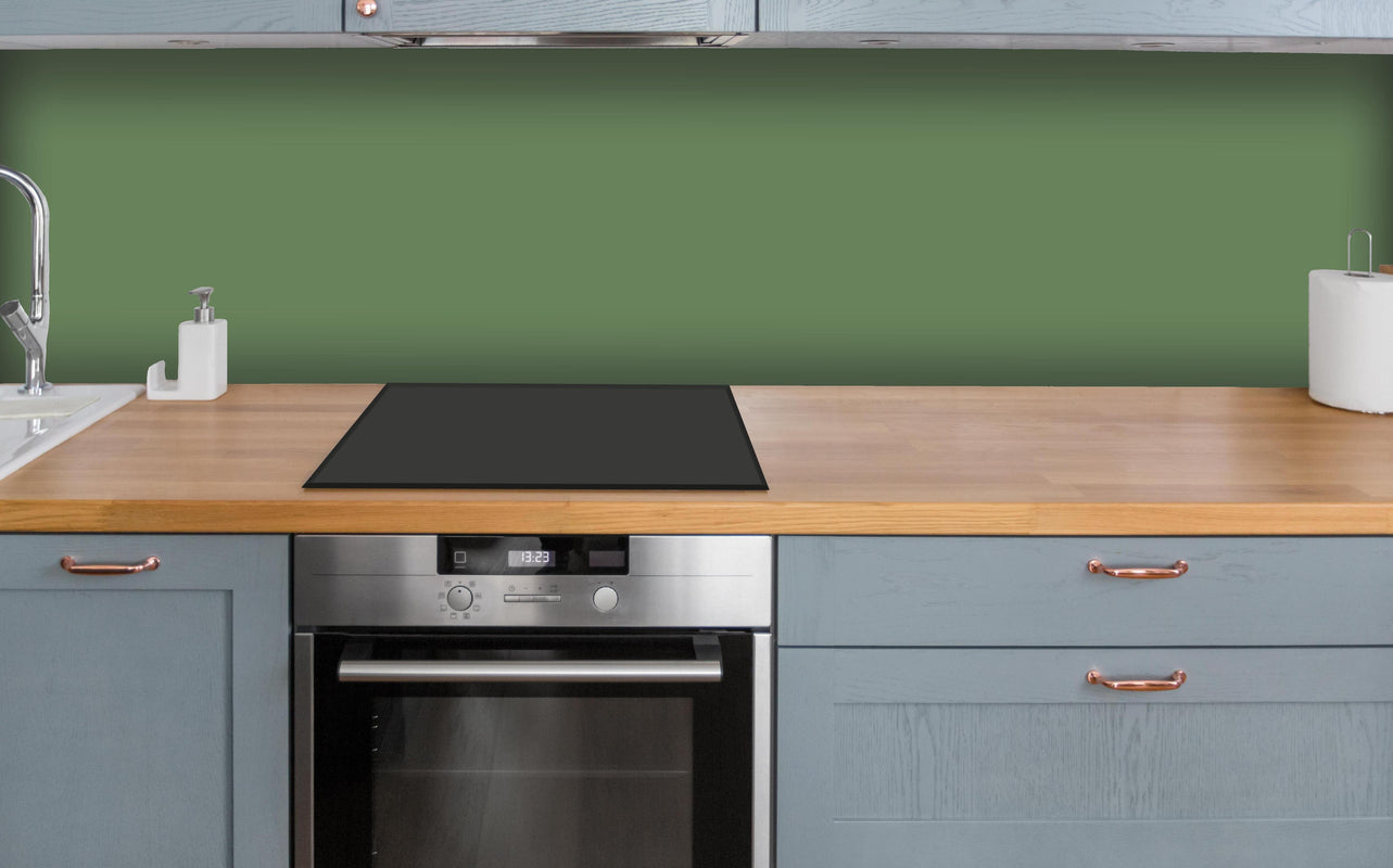 Küche - RAL 6011 (Reseda grün) über polierter Holzarbeitsplatte mit Cerankochfeld