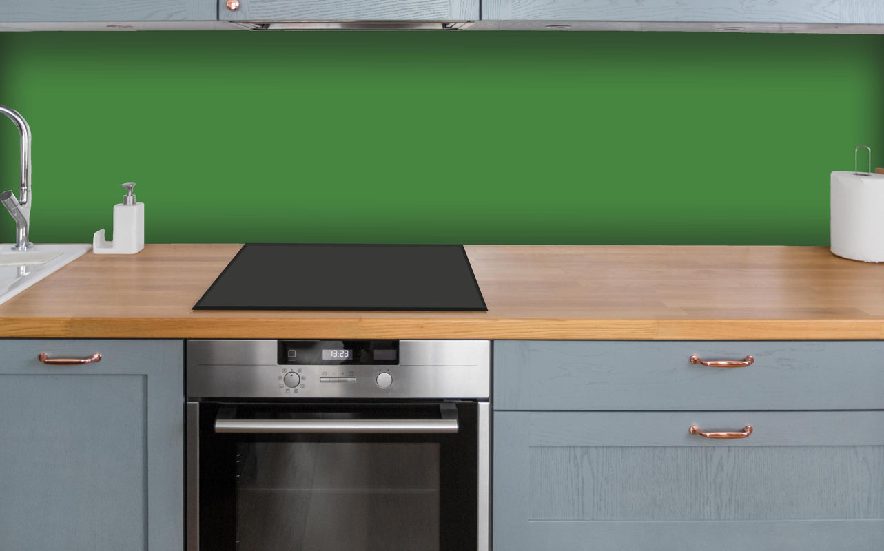 Küche - RAL 6017 (Maigrün) über polierter Holzarbeitsplatte mit Cerankochfeld