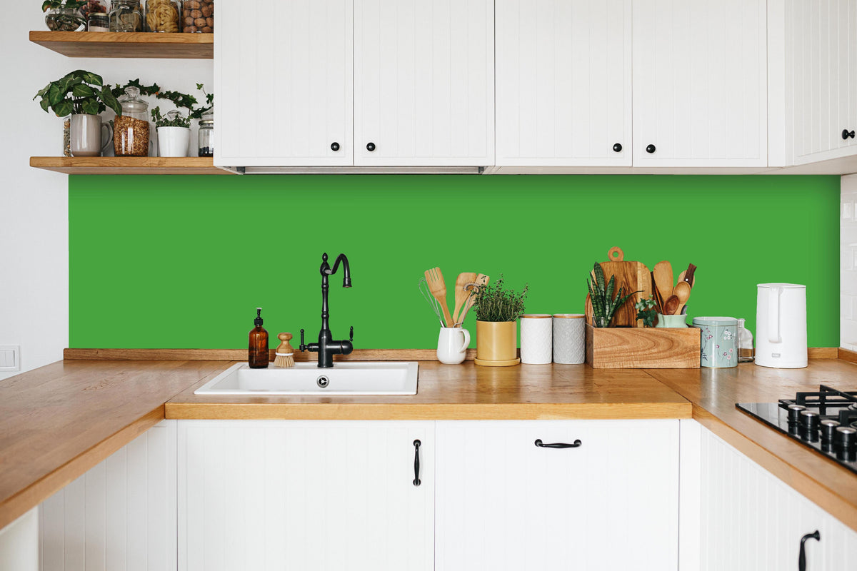 Küche - RAL 6018 (Gelbgrün) in weißer Küche hinter Gewürzen und Kochlöffeln aus Holz