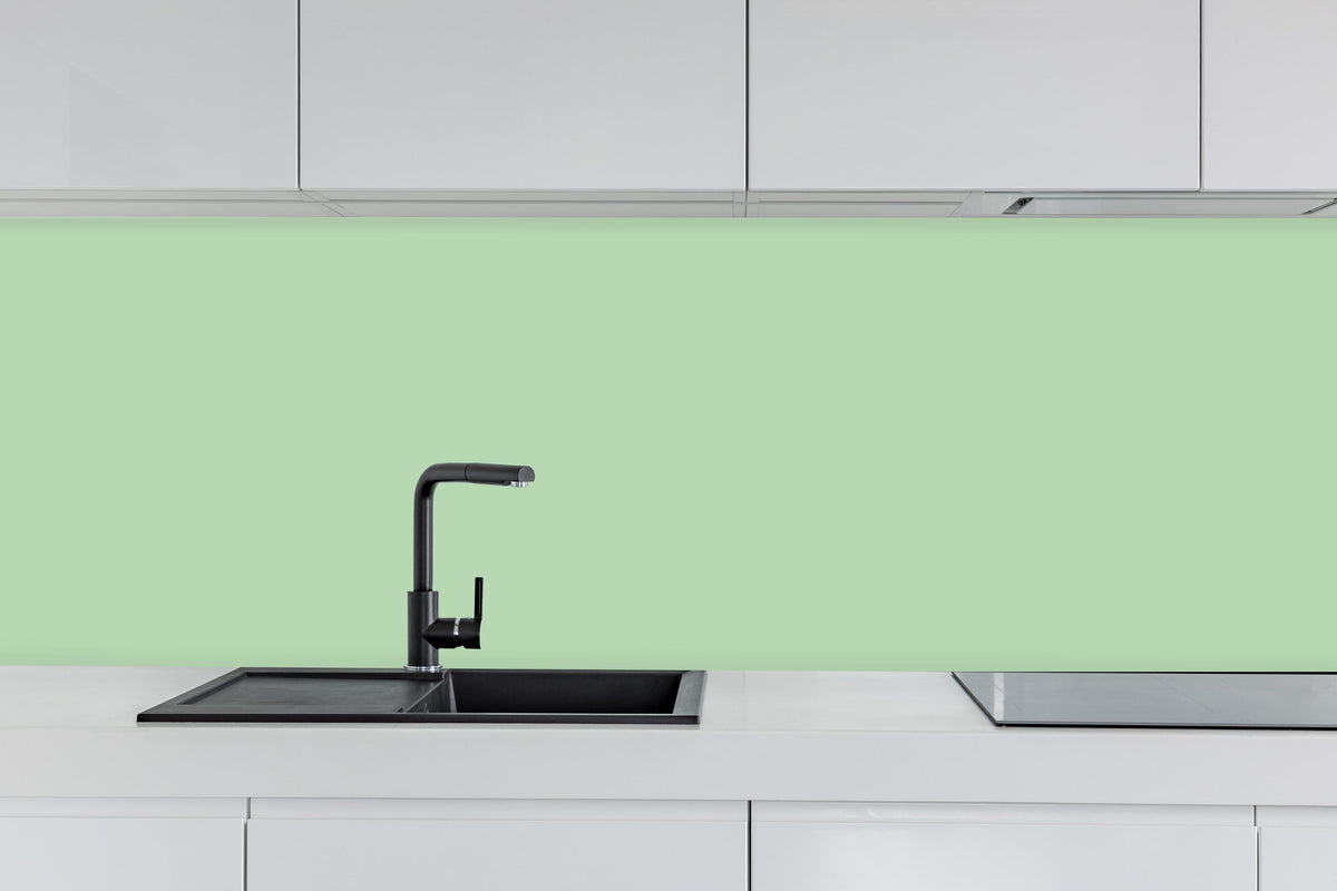 Küche - RAL 6019 (pastellgrün) hinter weißen Hochglanz-Küchenregalen und schwarzem Wasserhahn