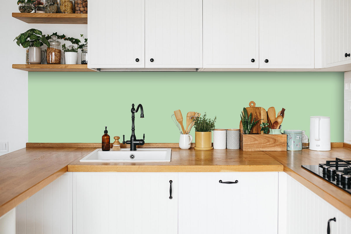 Küche - RAL 6019 (pastellgrün) in weißer Küche hinter Gewürzen und Kochlöffeln aus Holz