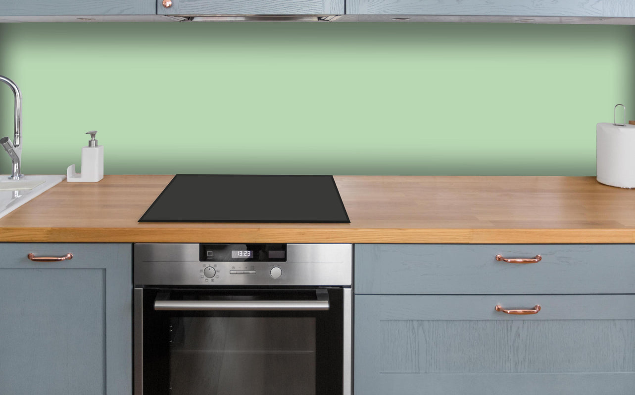 Küche - RAL 6019 (pastellgrün) über polierter Holzarbeitsplatte mit Cerankochfeld