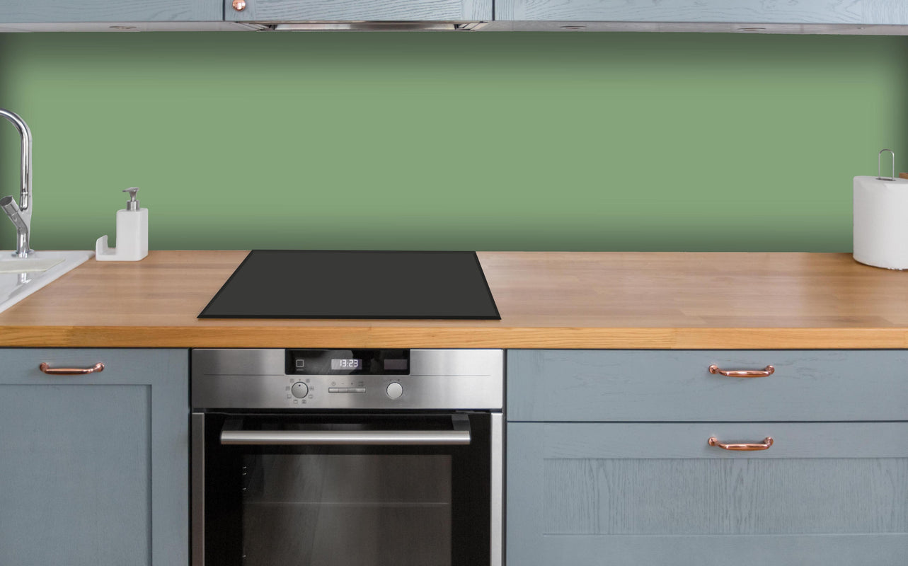 Küche - RAL 6021 (Blassgrün) über polierter Holzarbeitsplatte mit Cerankochfeld
