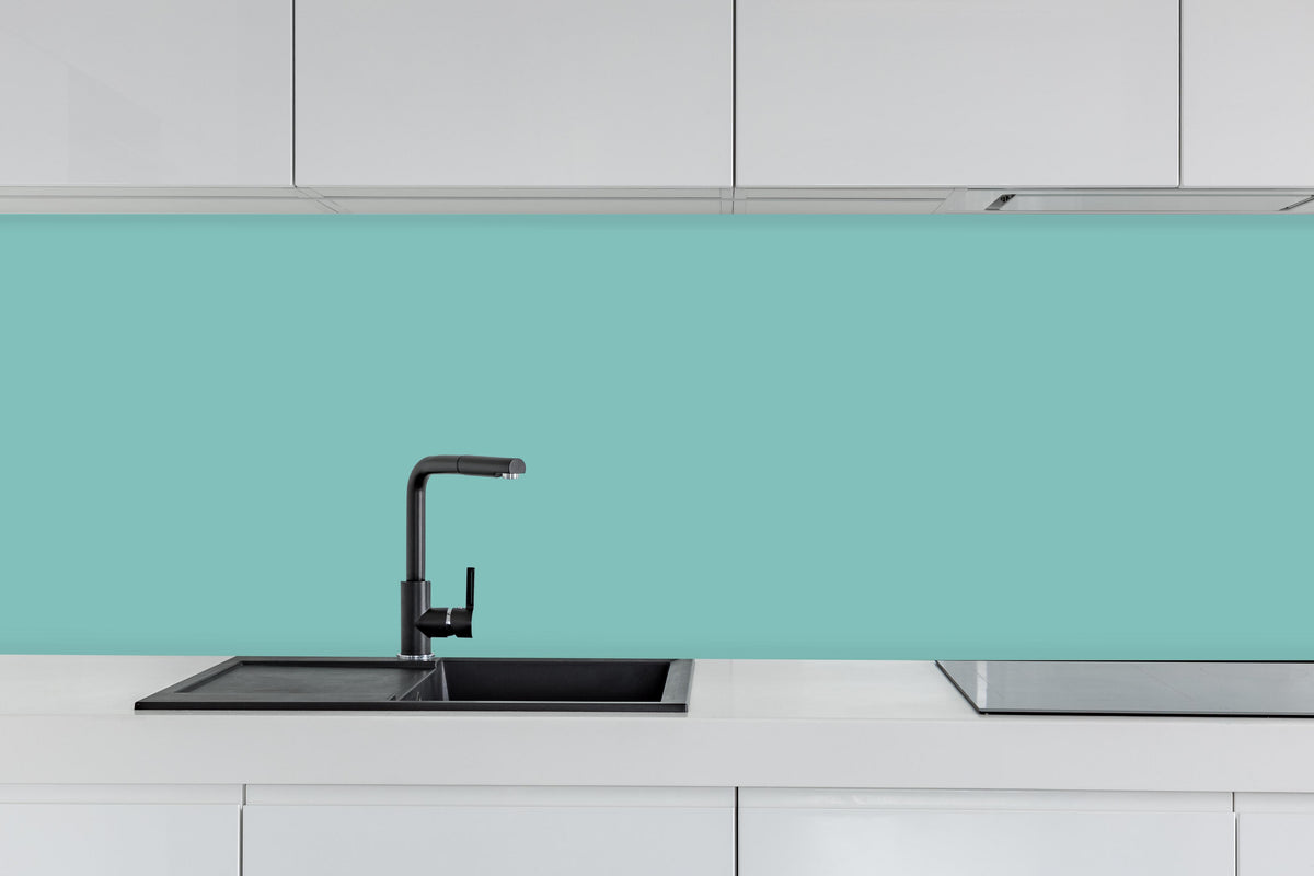 Küche - RAL 6027 (Hellgrün) hinter weißen Hochglanz-Küchenregalen und schwarzem Wasserhahn