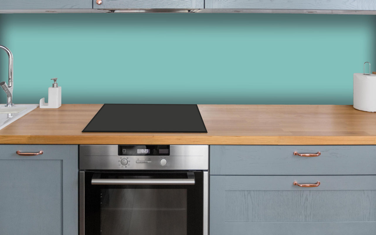 Küche - RAL 6027 (Hellgrün) über polierter Holzarbeitsplatte mit Cerankochfeld