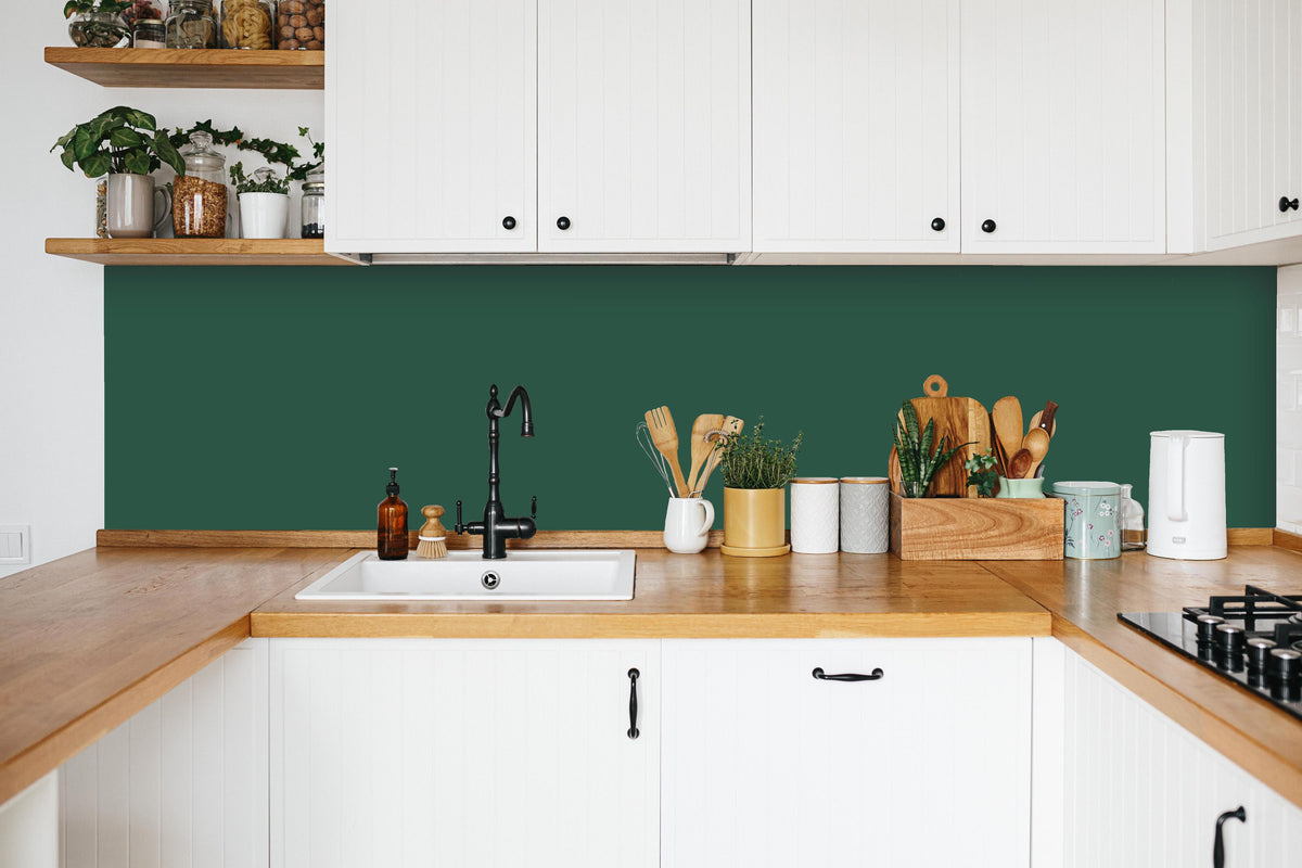 Küche - RAL 6028 (Tannengrün) in weißer Küche hinter Gewürzen und Kochlöffeln aus Holz