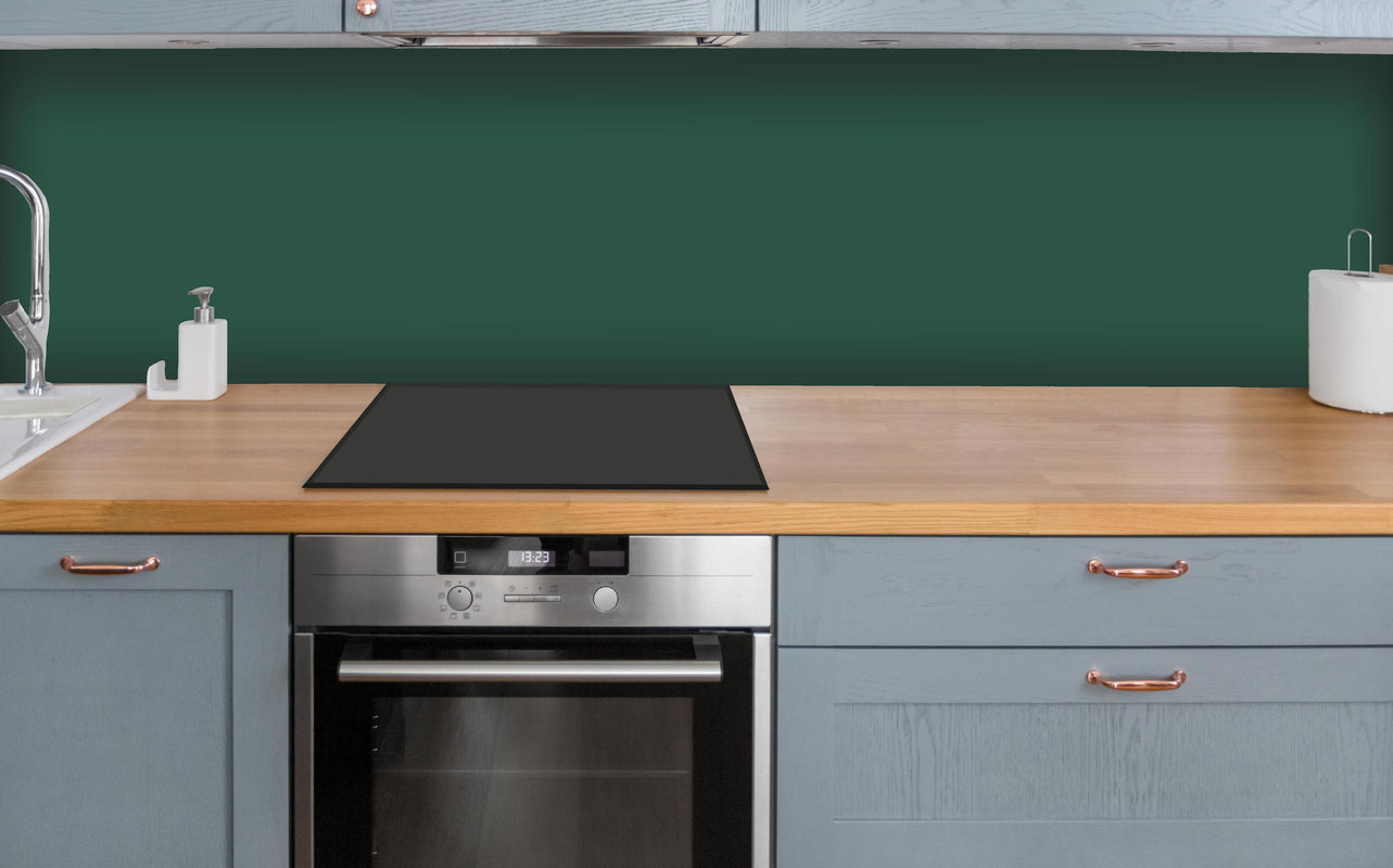 Küche - RAL 6028 (Tannengrün) über polierter Holzarbeitsplatte mit Cerankochfeld