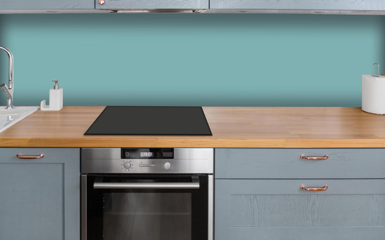 Küche - RAL 6034 (Pastell-Türkis) über polierter Holzarbeitsplatte mit Cerankochfeld