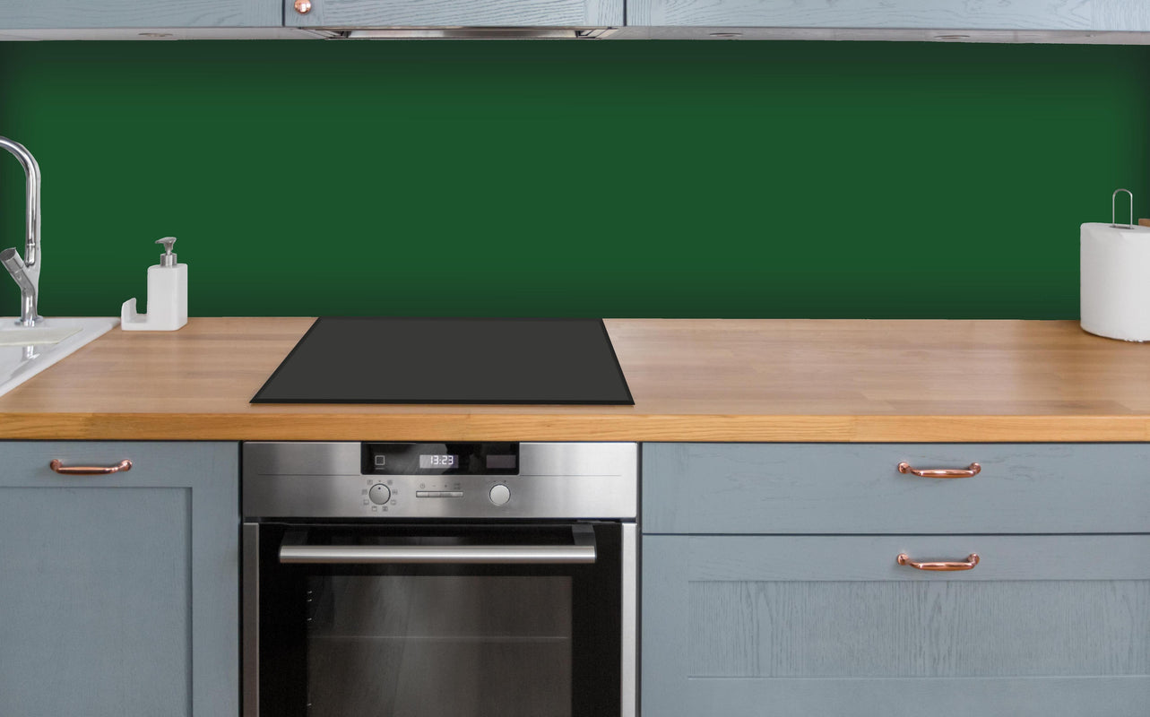 Küche - RAL 6035 (Perlgrün) über polierter Holzarbeitsplatte mit Cerankochfeld