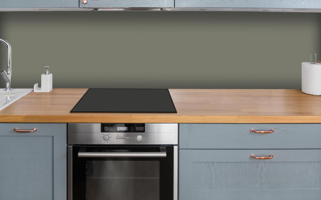 Küche - RAL 7003 (Moosgrau) über polierter Holzarbeitsplatte mit Cerankochfeld