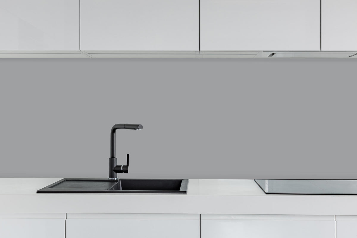Küche - RAL 7004 (Signalgrau) hinter weißen Hochglanz-Küchenregalen und schwarzem Wasserhahn