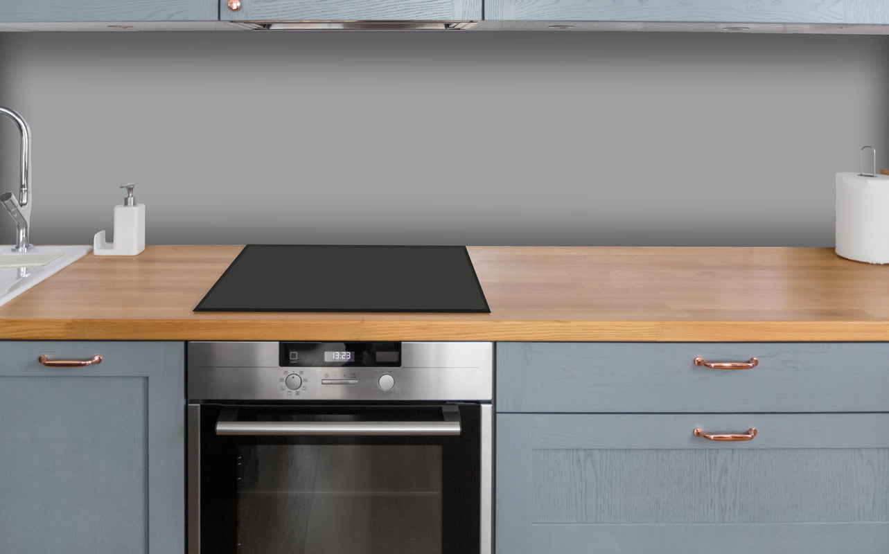 Küche - RAL 7004 (Signalgrau) über polierter Holzarbeitsplatte mit Cerankochfeld