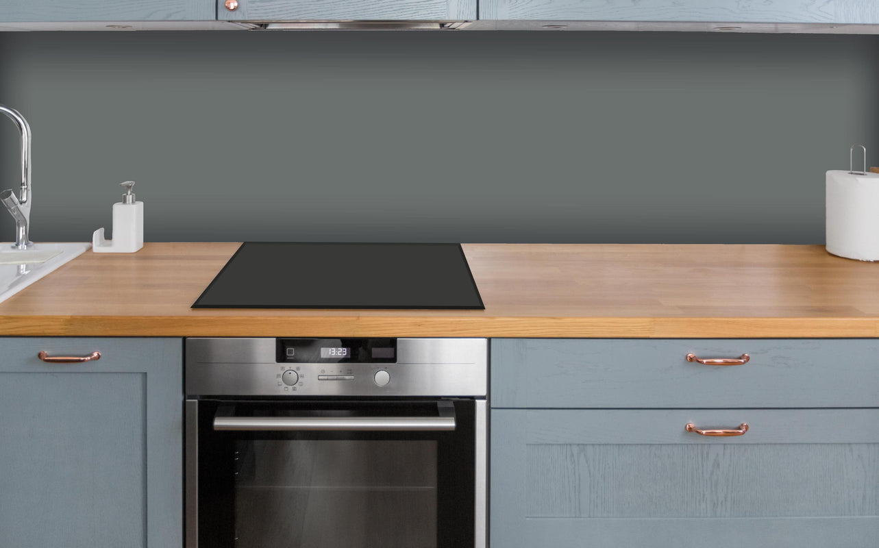 Küche - RAL 7005 (Mausgrau) über polierter Holzarbeitsplatte mit Cerankochfeld