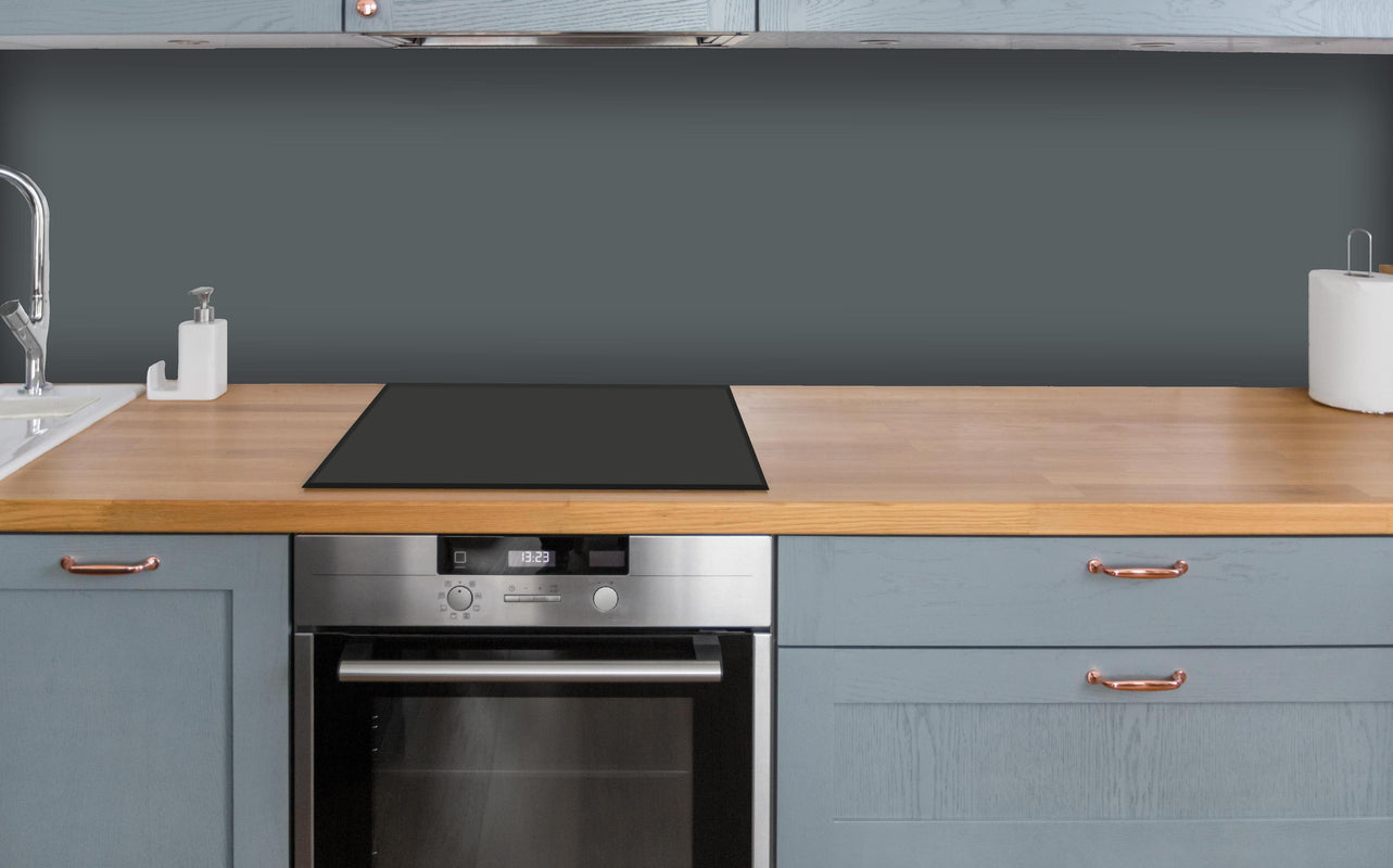 Küche - RAL 7012 (Basaltgrau) über polierter Holzarbeitsplatte mit Cerankochfeld