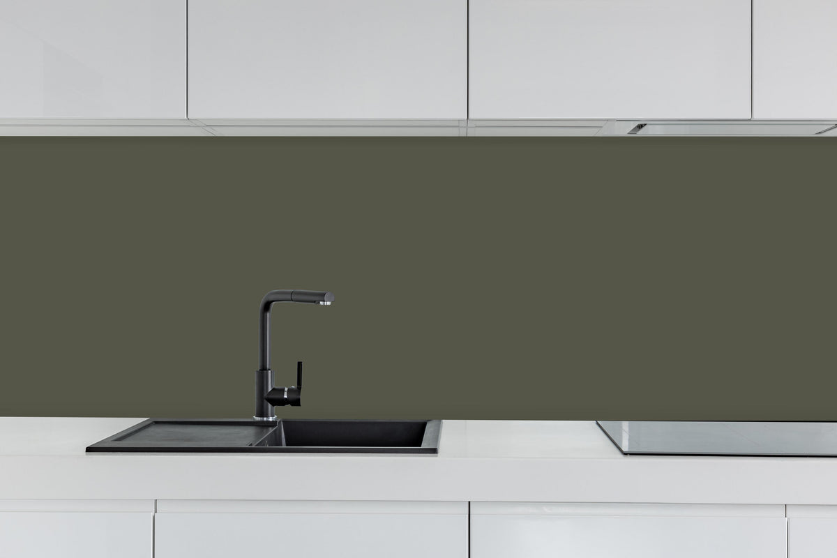 Küche - RAL 7013 (auch braun-grau) hinter weißen Hochglanz-Küchenregalen und schwarzem Wasserhahn