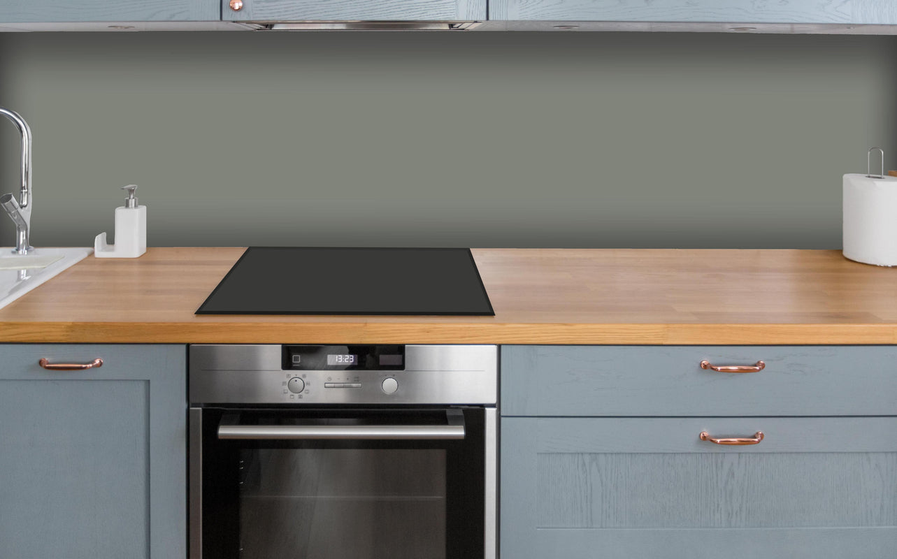Küche - RAL 7023 (Betongrau) über polierter Holzarbeitsplatte mit Cerankochfeld