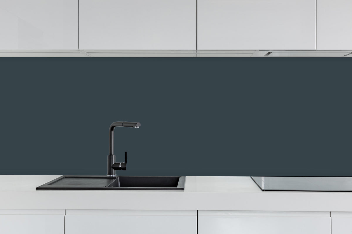 Küche - RAL 7026 (Granitgrau) hinter weißen Hochglanz-Küchenregalen und schwarzem Wasserhahn