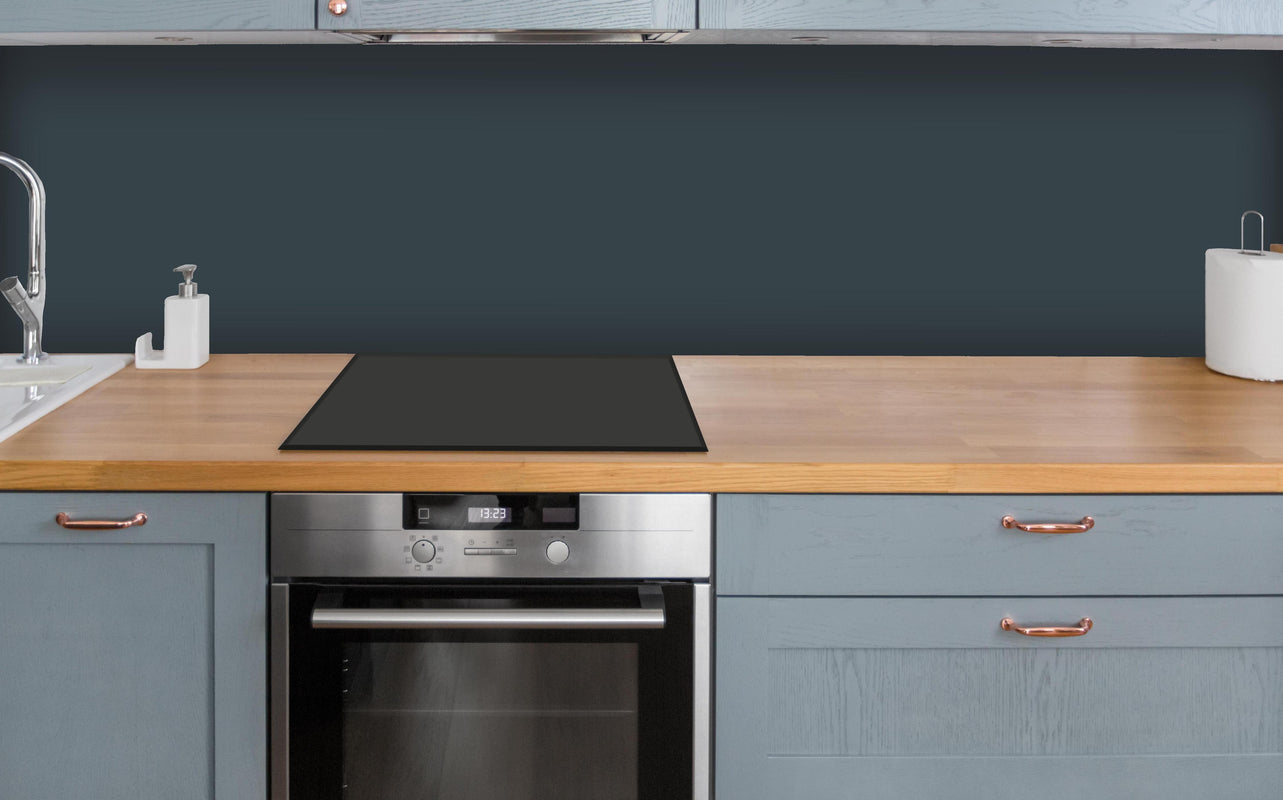 Küche - RAL 7026 (Granitgrau) über polierter Holzarbeitsplatte mit Cerankochfeld