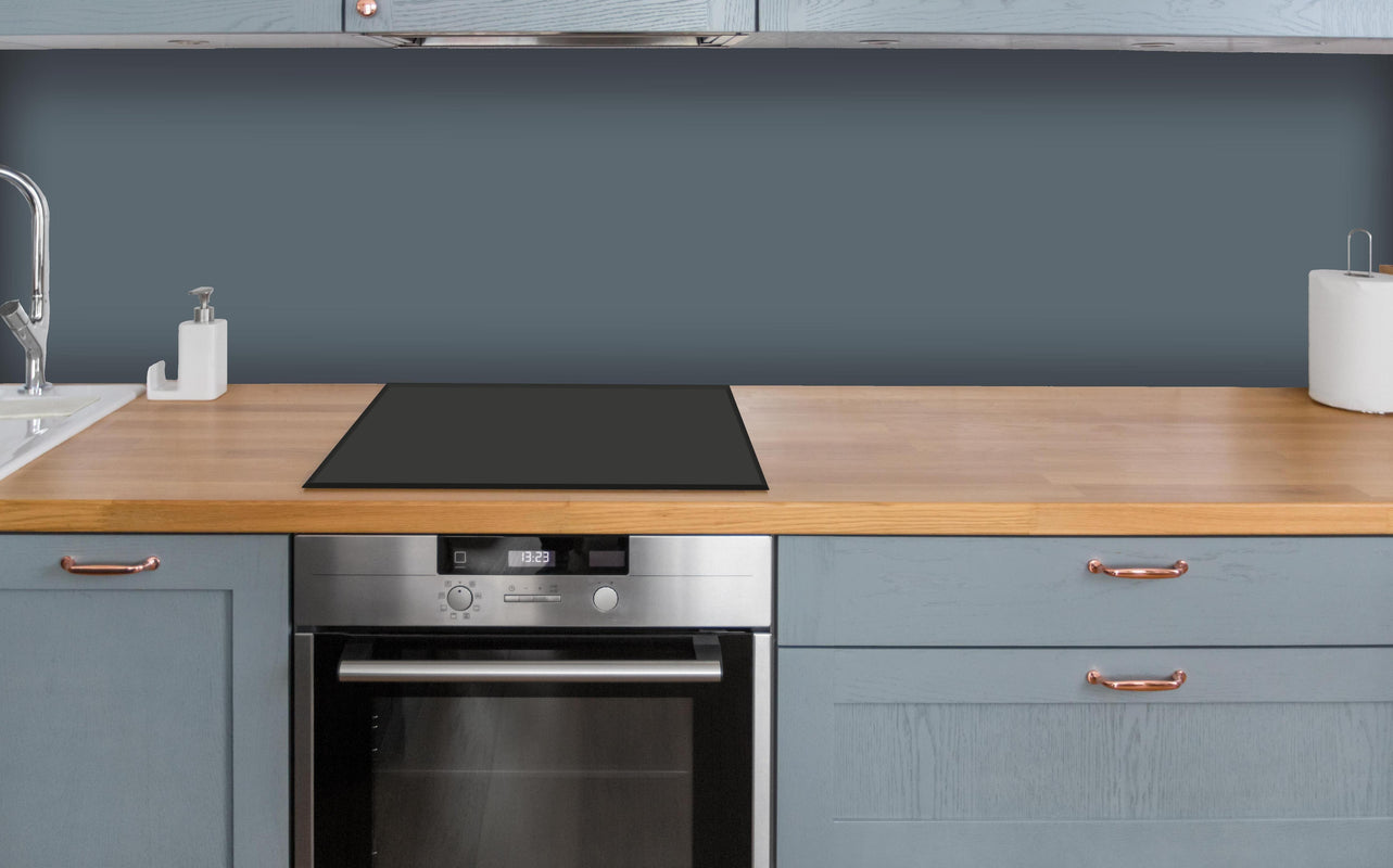 Küche - RAL 7031 (Blaugrau) über polierter Holzarbeitsplatte mit Cerankochfeld