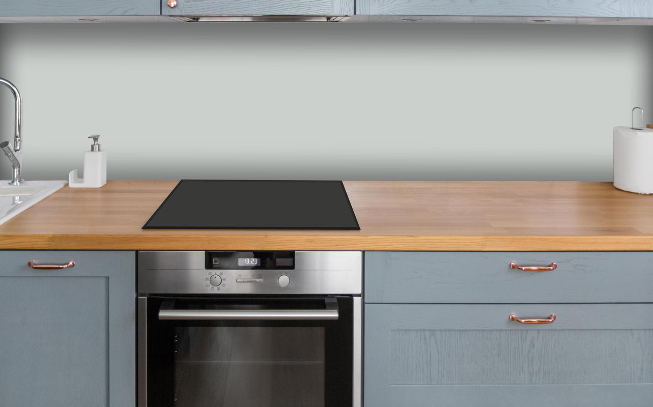 Küche - RAL 7035 (Hellgrau) über polierter Holzarbeitsplatte mit Cerankochfeld