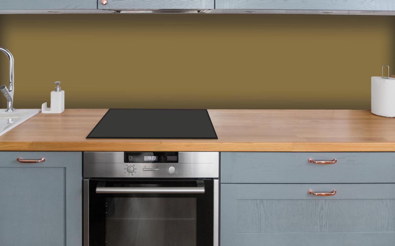 Küche - RAL 8000 (Grünbraun) über polierter Holzarbeitsplatte mit Cerankochfeld