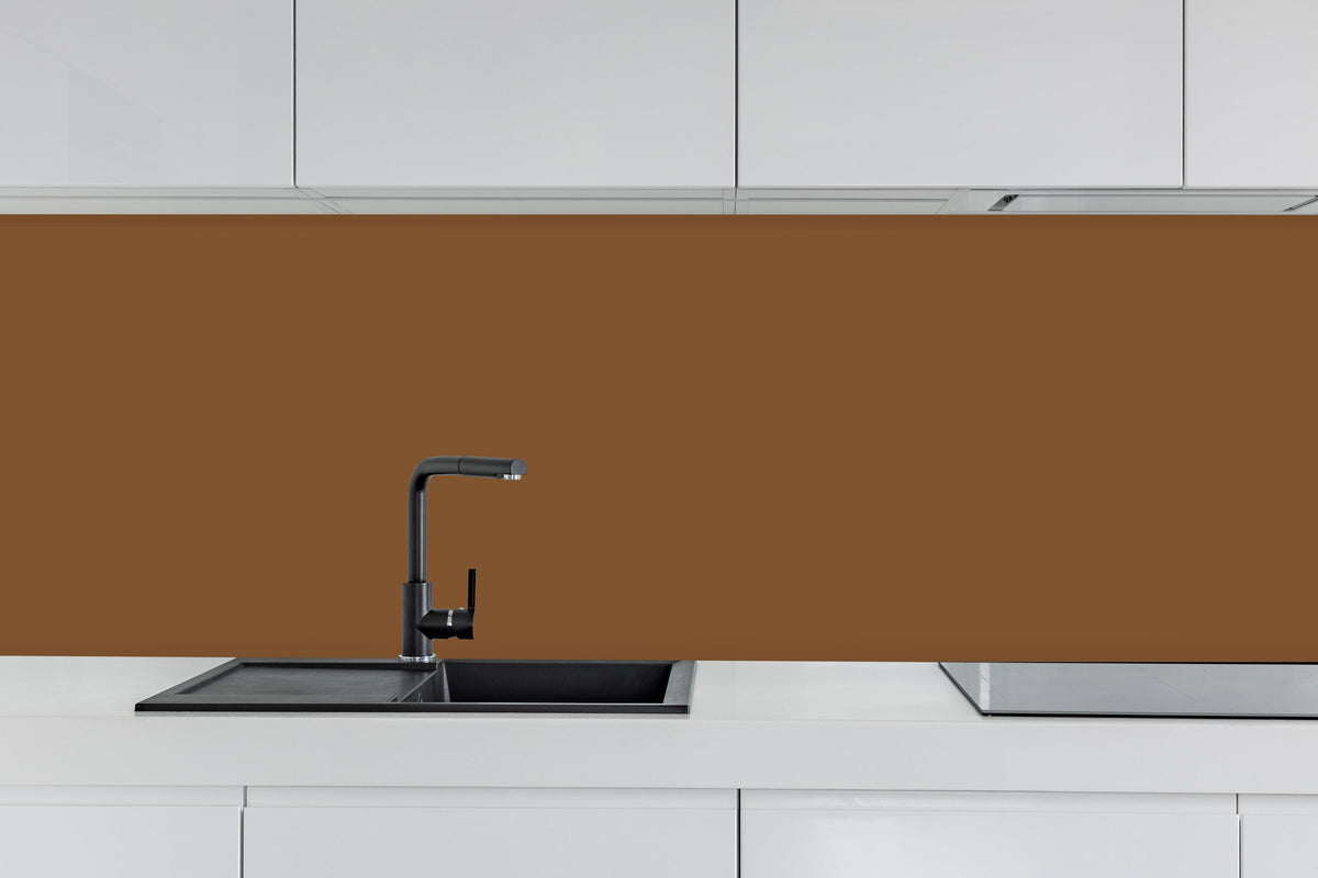 Küche - RAL 8003 (Lehm-Braun) hinter weißen Hochglanz-Küchenregalen und schwarzem Wasserhahn