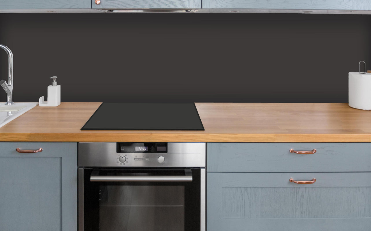Küche - RAL 8019 (Graubraun) über polierter Holzarbeitsplatte mit Cerankochfeld
