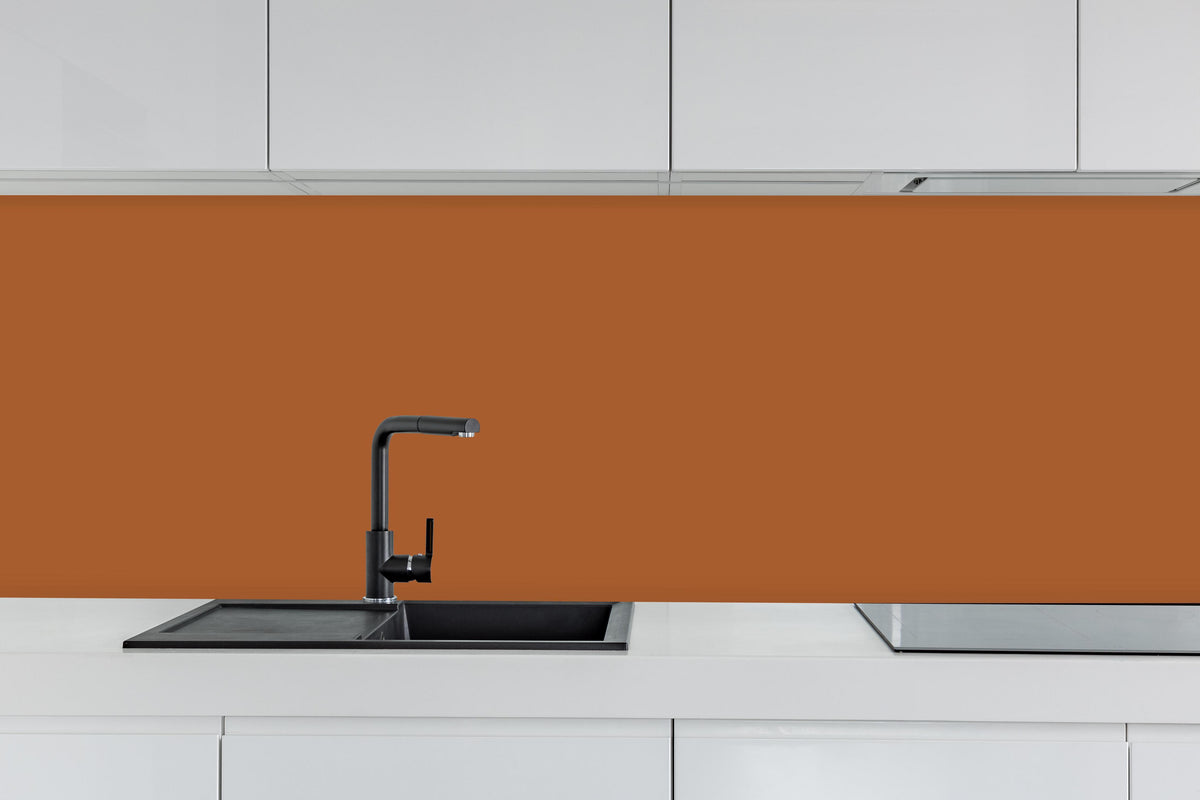 Küche - RAL 8023 (Orangebraun) hinter weißen Hochglanz-Küchenregalen und schwarzem Wasserhahn