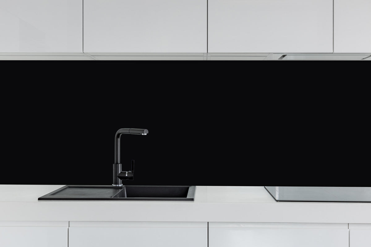 Küche - RAL 9005 (Tiefschwarz) hinter weißen Hochglanz-Küchenregalen und schwarzem Wasserhahn