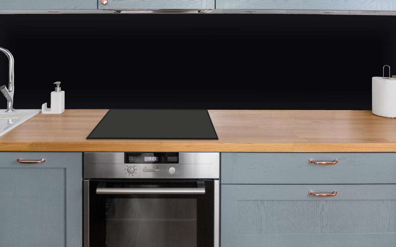 Küche - RAL 9005 (Tiefschwarz) über polierter Holzarbeitsplatte mit Cerankochfeld