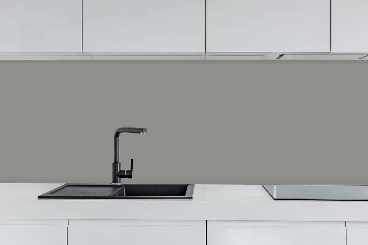 Küche - RAL 9007 (Graualuminium) hinter weißen Hochglanz-Küchenregalen und schwarzem Wasserhahn