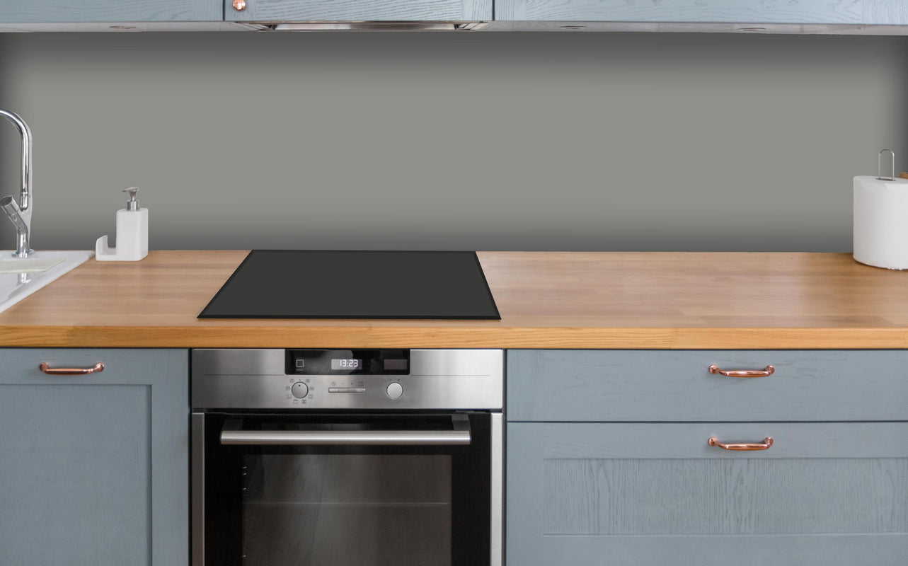 Küche - RAL 9007 (Graualuminium) über polierter Holzarbeitsplatte mit Cerankochfeld