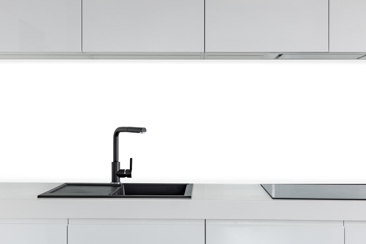 Küche - RAL Farbe Weiß hinter weißen Hochglanz-Küchenregalen und schwarzem Wasserhahn