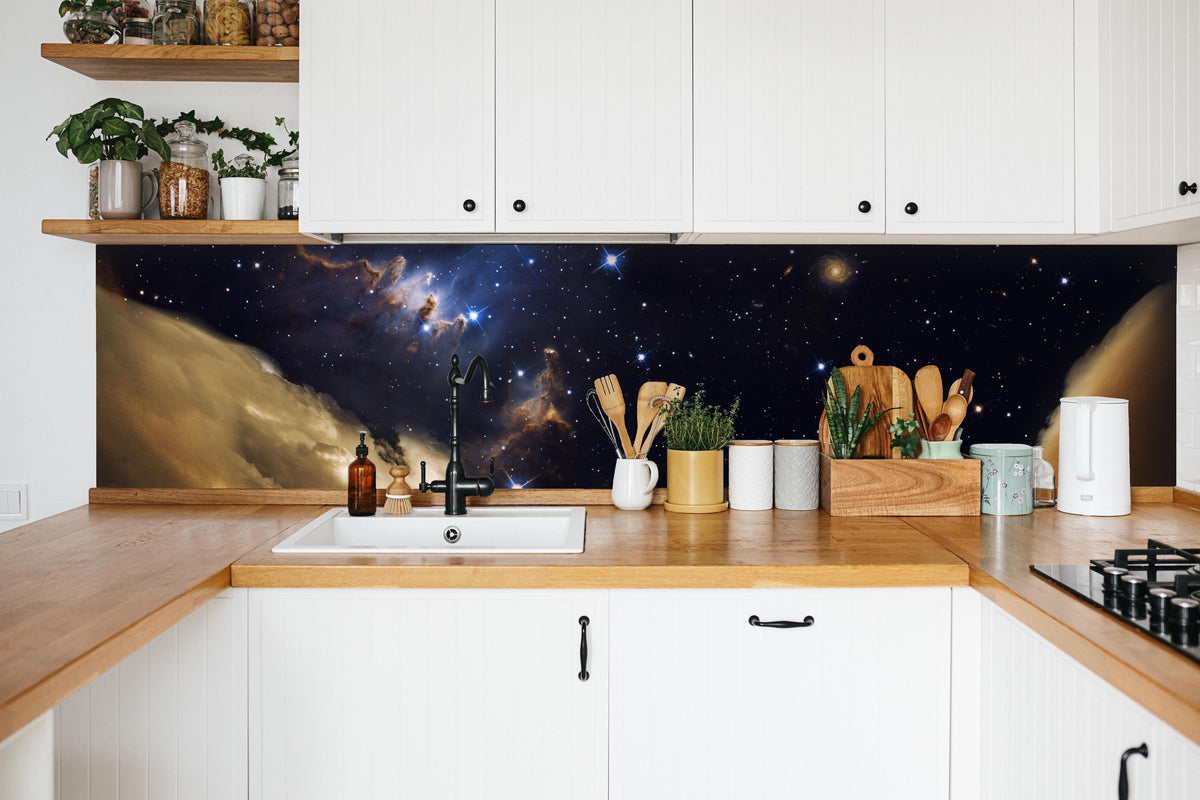Küche - Raketenstart ins Weltall in weißer Küche hinter Gewürzen und Kochlöffeln aus Holz
