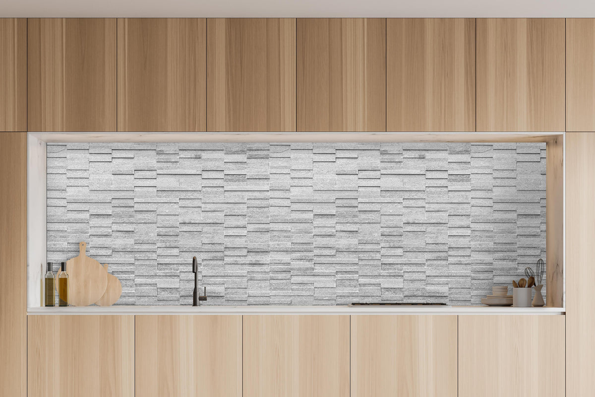 Küche - Rauer weißer Sandstein in charakteristischer Vollholz-Küche mit modernem Gasherd