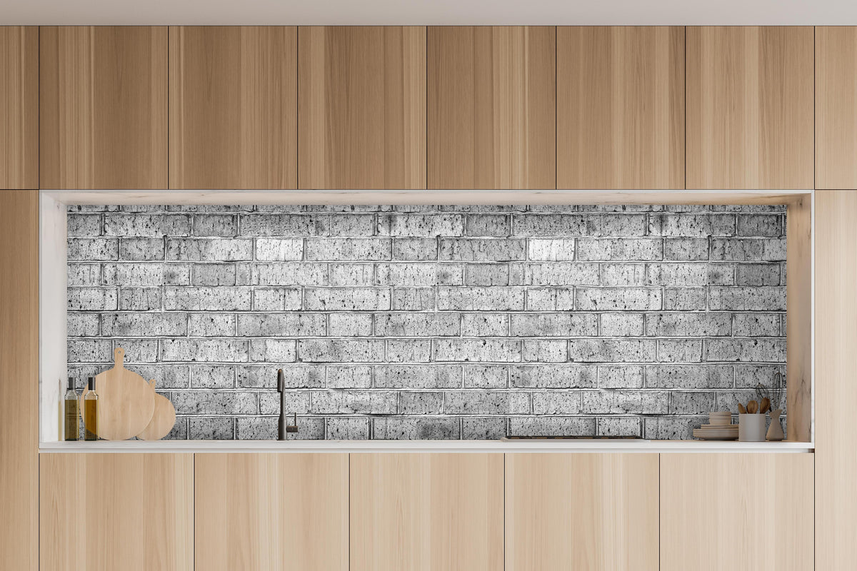 Küche - Raues hellgraues Mauerwerk in charakteristischer Vollholz-Küche mit modernem Gasherd