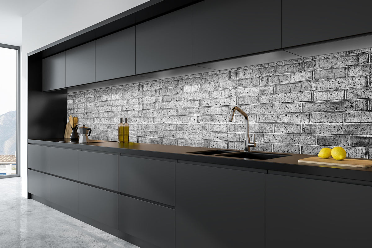 Küche - Raues hellgraues Mauerwerk in tiefschwarzer matt-premium Einbauküche