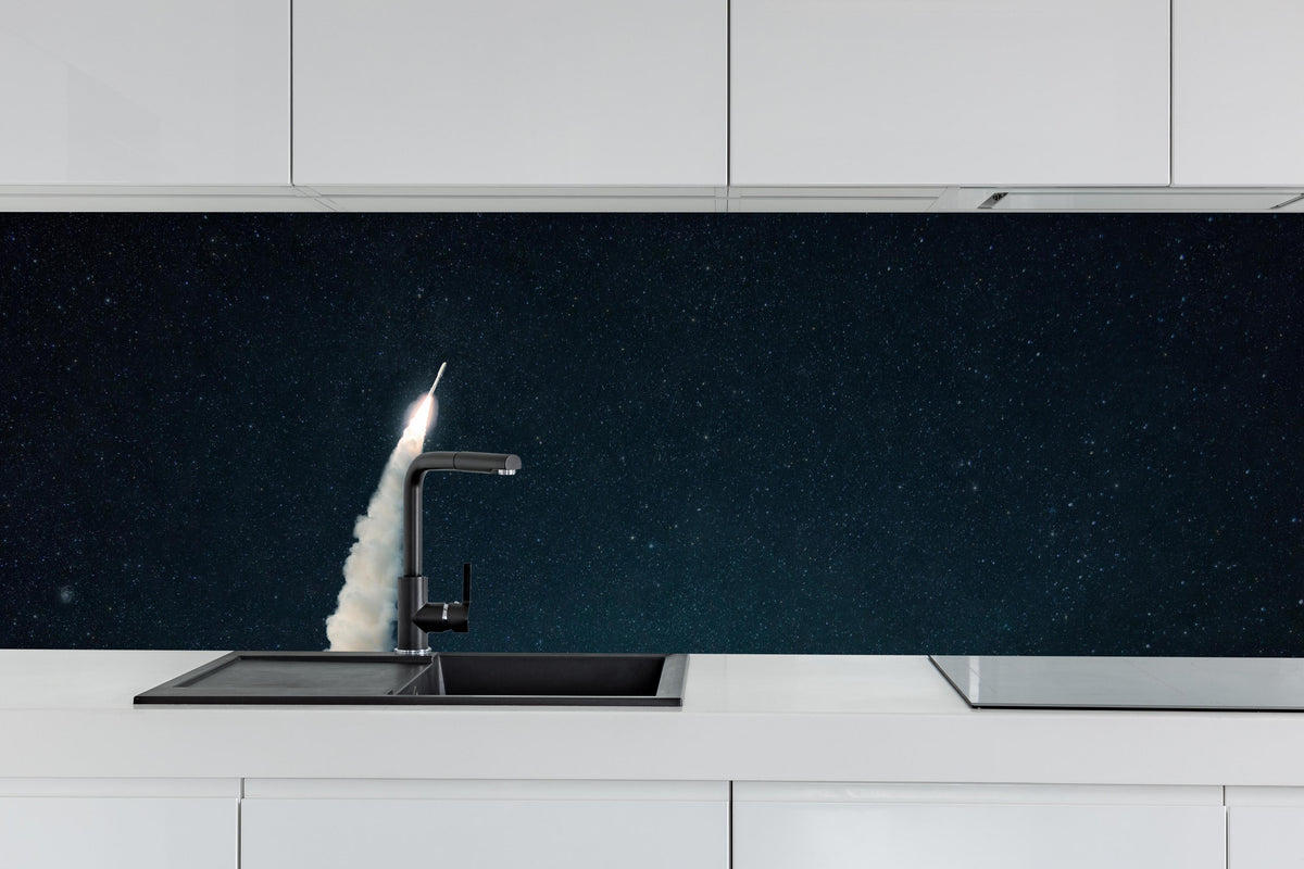 Küche - Raumschiffstart in den Weltraum hinter weißen Hochglanz-Küchenregalen und schwarzem Wasserhahn