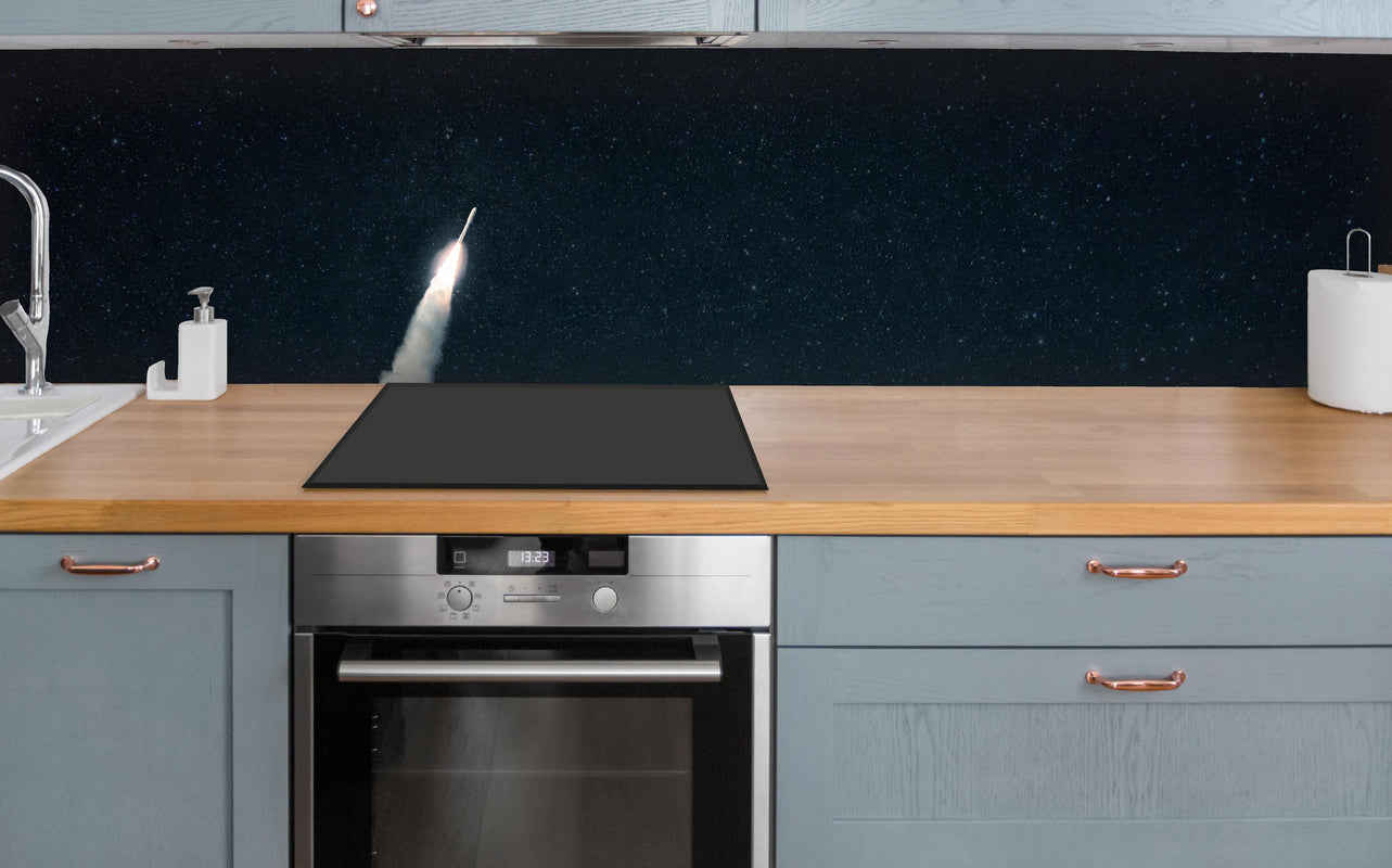 Küche - Raumschiffstart in den Weltraum über polierter Holzarbeitsplatte mit Cerankochfeld