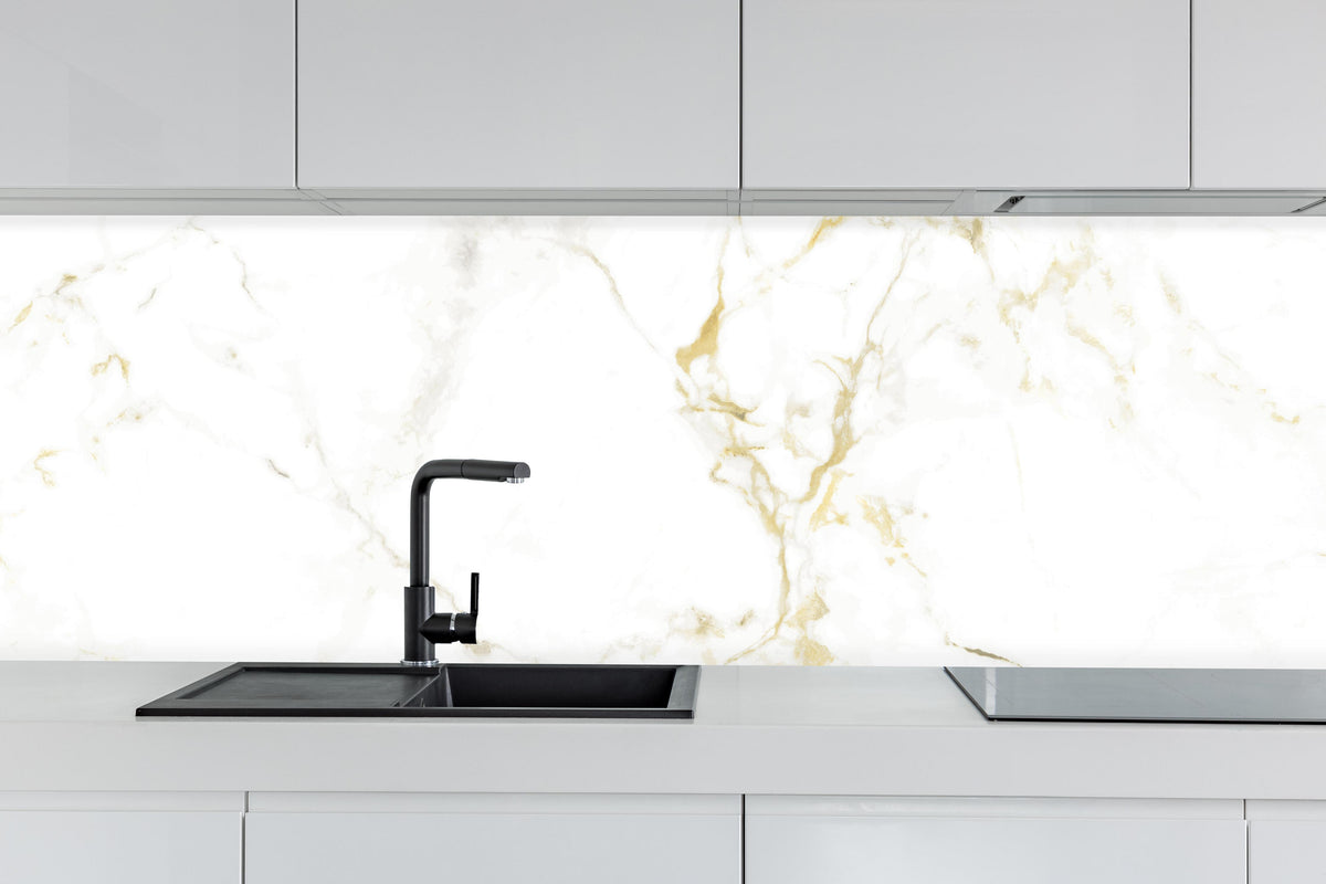 Küche - Realistische Goldmarmor Textur hinter weißen Hochglanz-Küchenregalen und schwarzem Wasserhahn