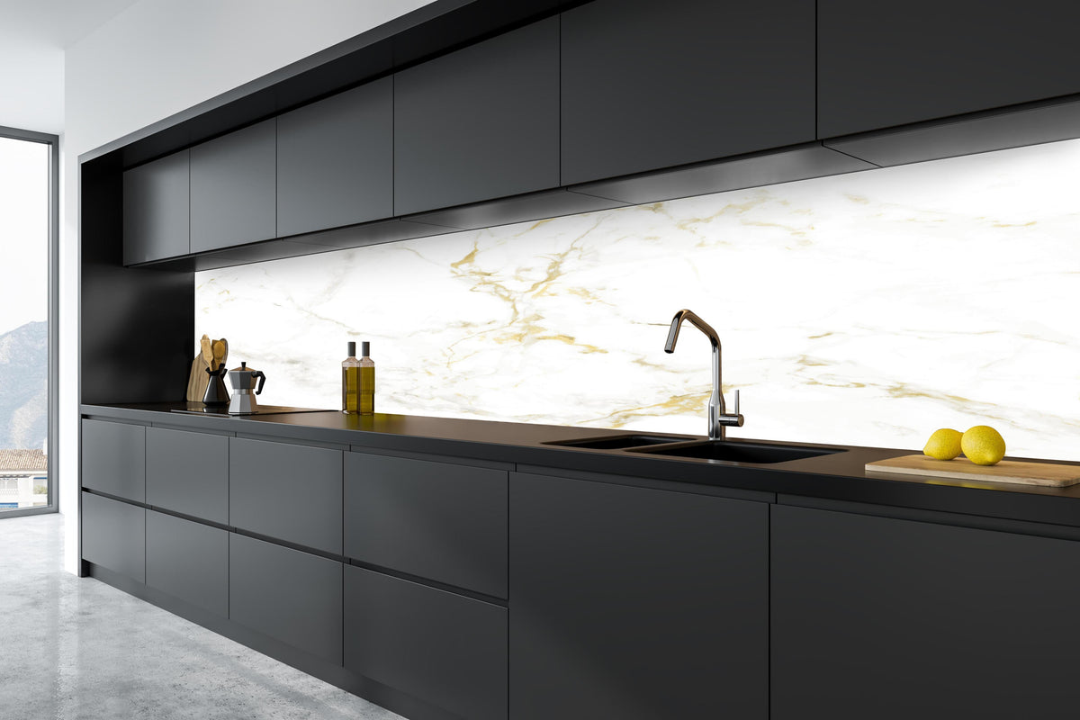 Küche - Realistische Goldmarmor Textur in tiefschwarzer matt-premium Einbauküche