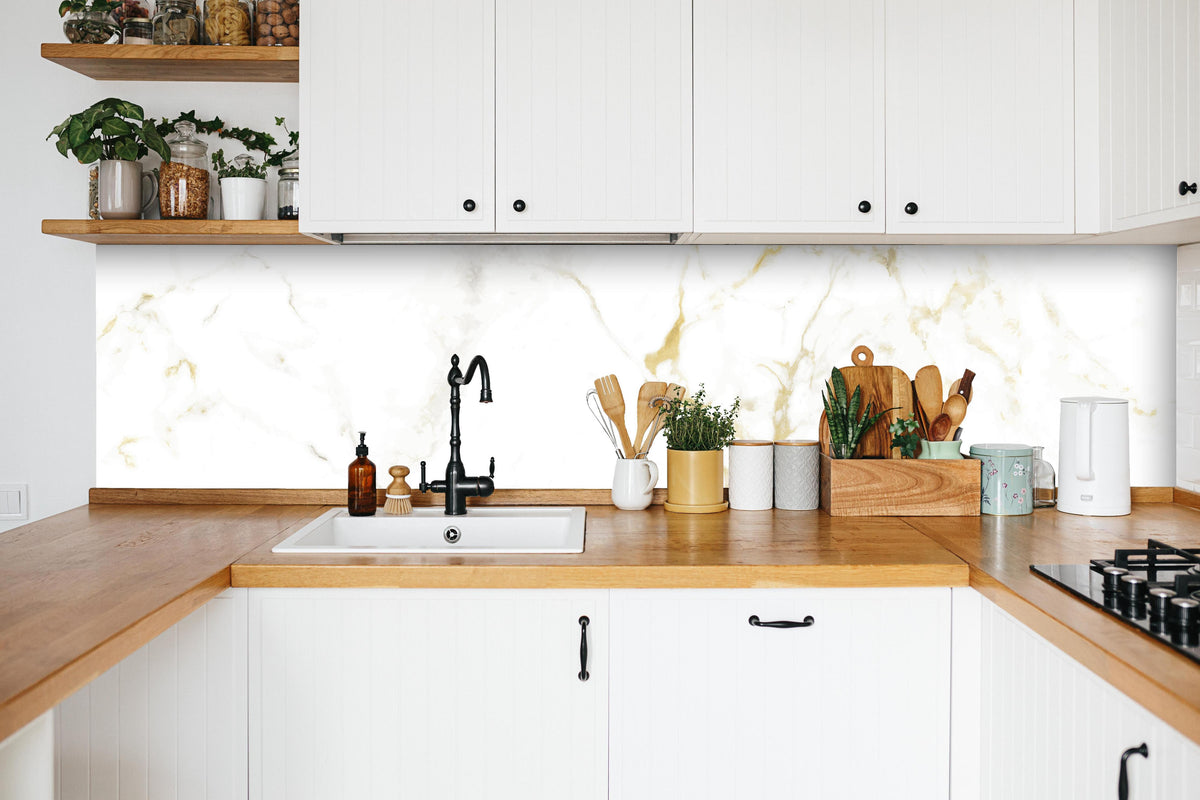 Küche - Realistische Goldmarmor Textur in weißer Küche hinter Gewürzen und Kochlöffeln aus Holz
