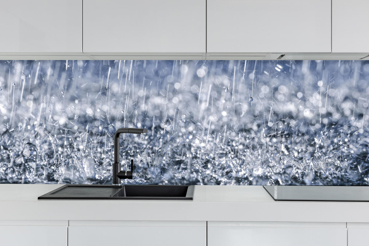 Küche - Regentropfen im Detail hinter weißen Hochglanz-Küchenregalen und schwarzem Wasserhahn