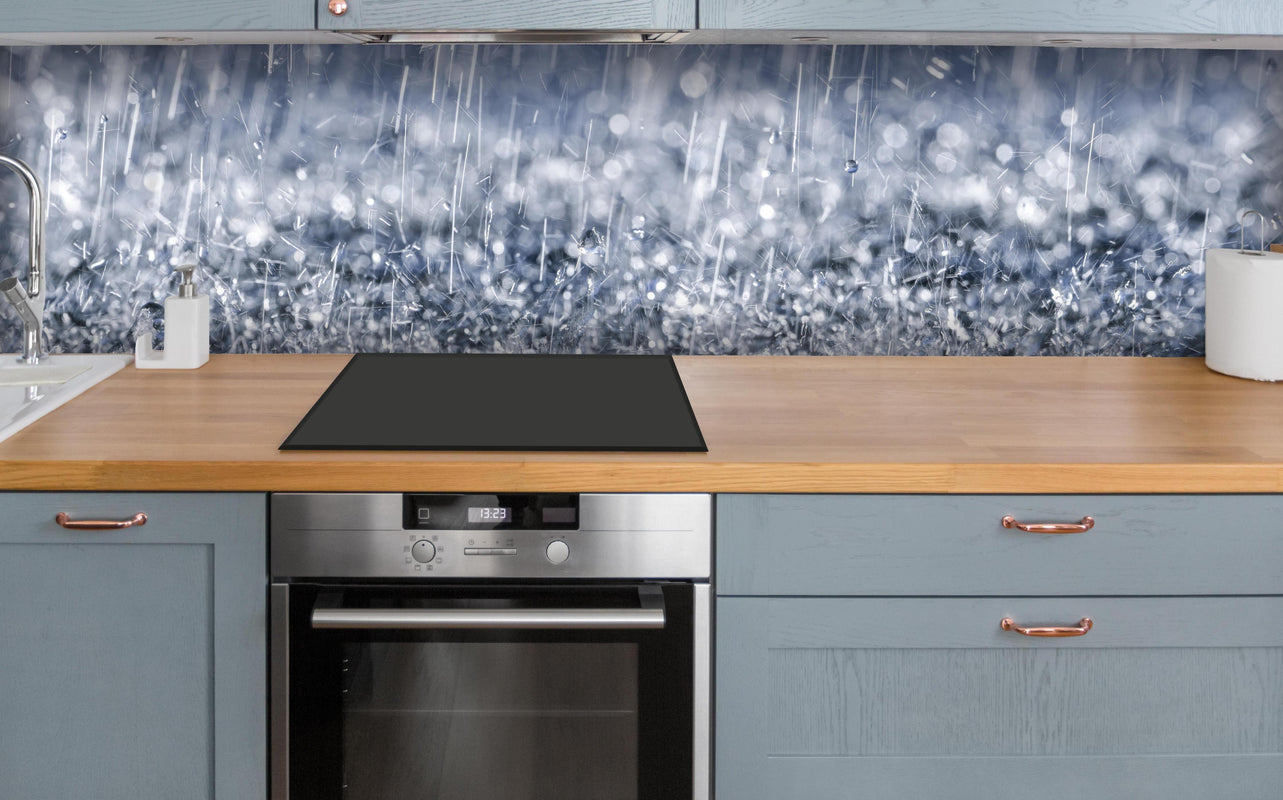 Küche - Regentropfen im Detail über polierter Holzarbeitsplatte mit Cerankochfeld