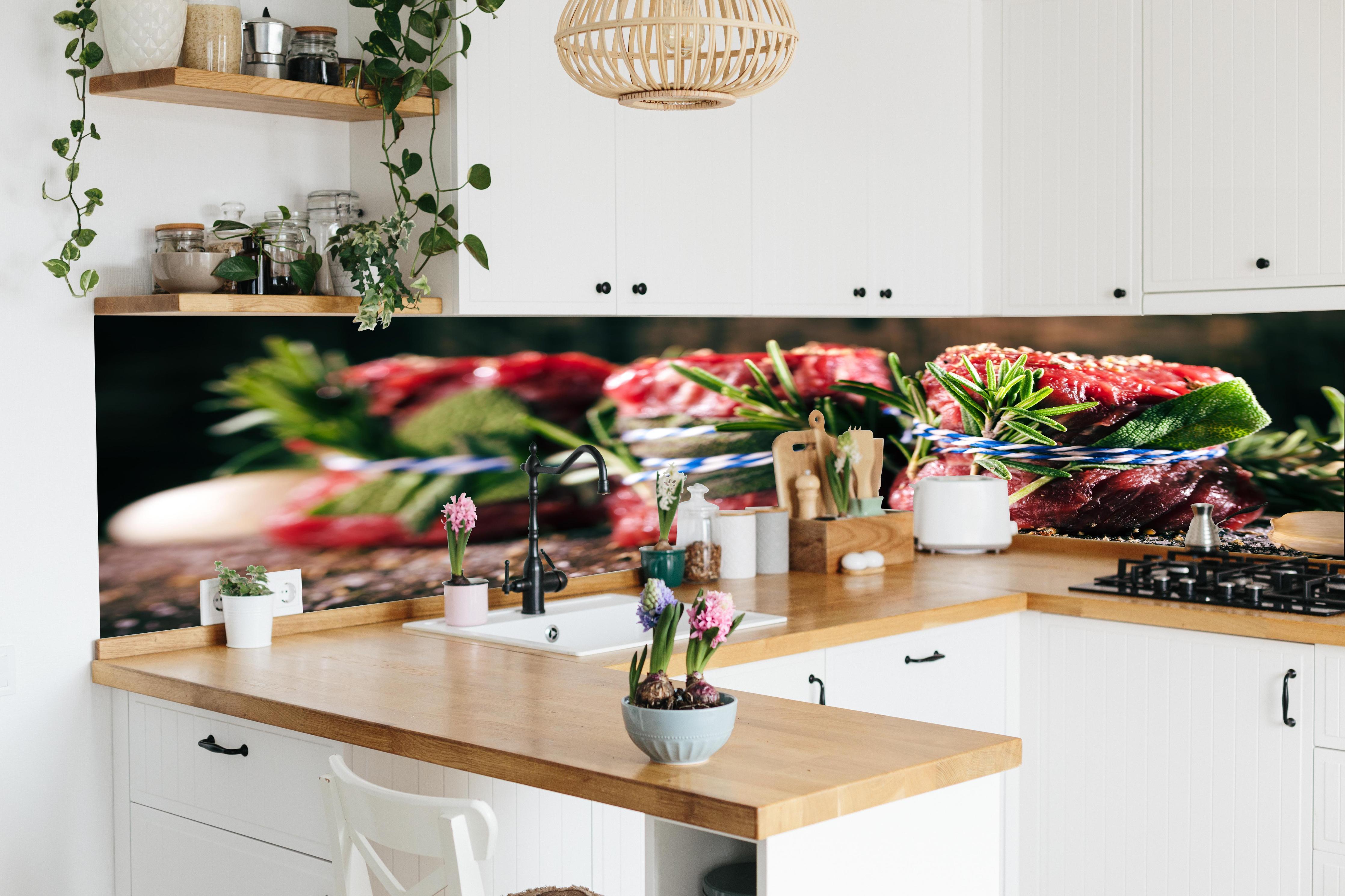 Küche - Rinderfilet zum Grillen in lebendiger Küche mit bunten Blumen