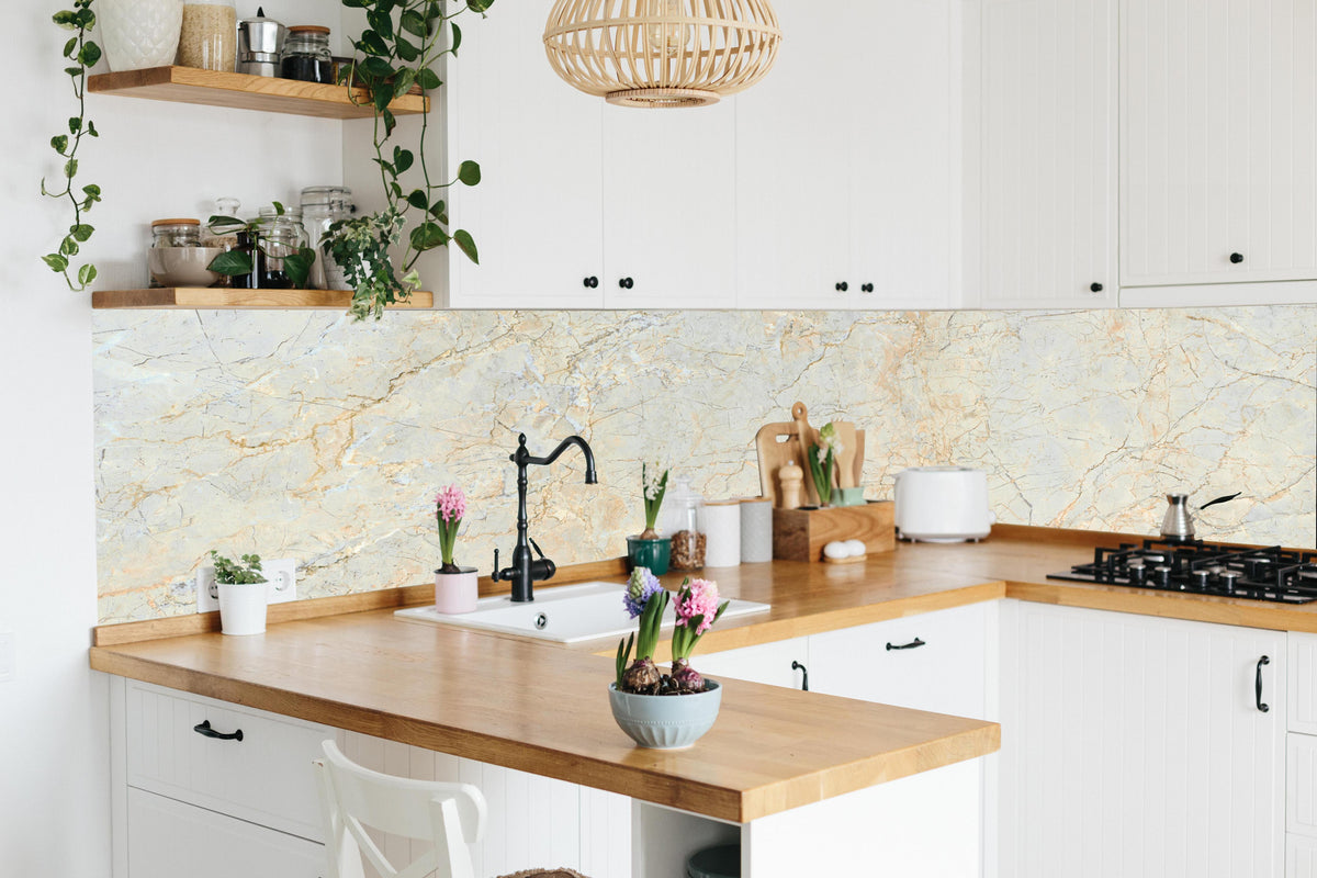Küche - Rissige Marmorwand in lebendiger Küche mit bunten Blumen
