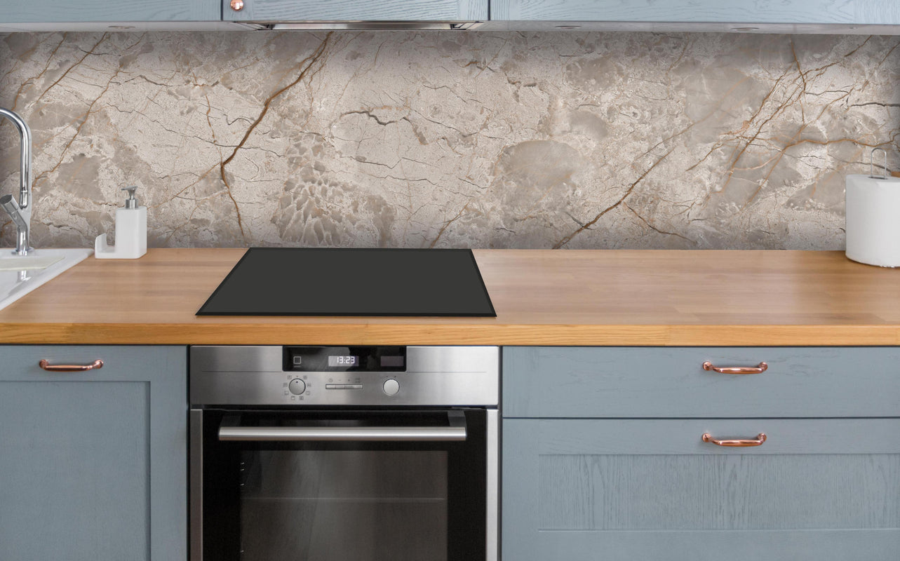 Küche - Rissiger beiger Marmor über polierter Holzarbeitsplatte mit Cerankochfeld