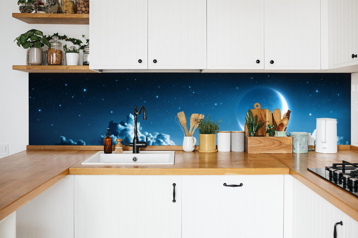 Küche - Romantischer Mond - magische Nacht in weißer Küche hinter Gewürzen und Kochlöffeln aus Holz
