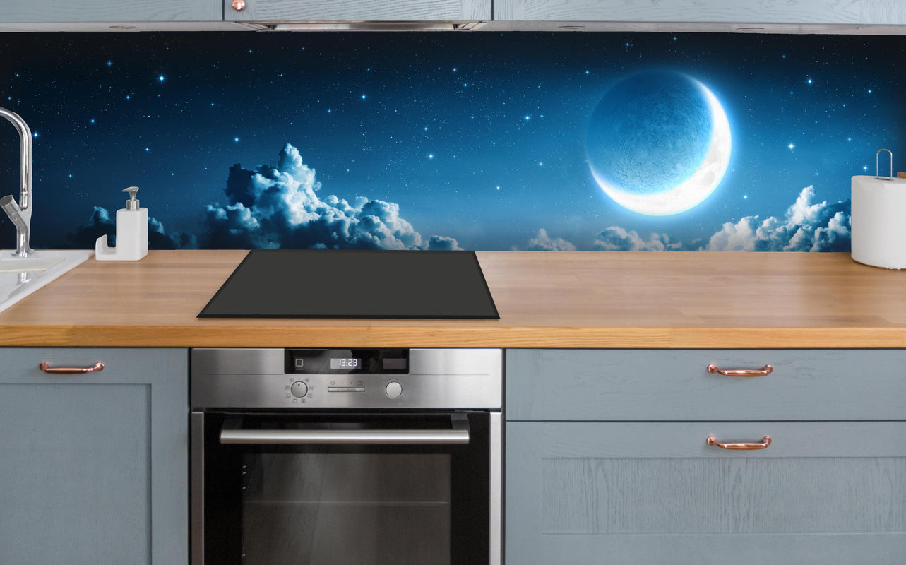 Küche - Romantischer Mond - magische Nacht über polierter Holzarbeitsplatte mit Cerankochfeld