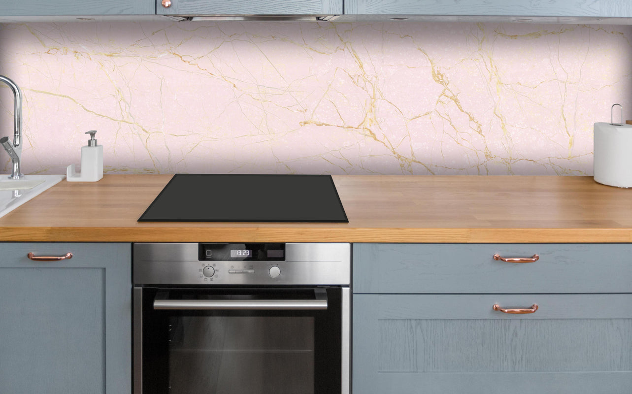 Küche - Rosa-Gold Marmor über polierter Holzarbeitsplatte mit Cerankochfeld